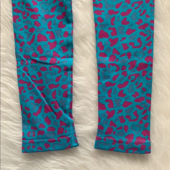 2 Piece Animal Print Seamless Yoga Set - Picture 7 of 9